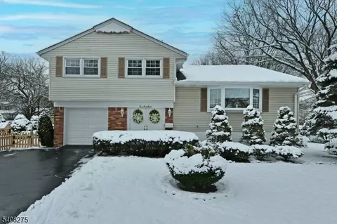 368 Elmwood Dr, Paramus, NJ 07652