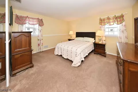 368 Elmwood Dr, Paramus, NJ 07652 photo 8