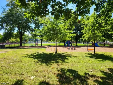 368 Elmwood Dr, Paramus, NJ 07652 photo 28
