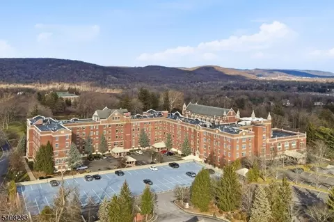 2301 Rio Vista Dr, Mahwah, NJ 07430