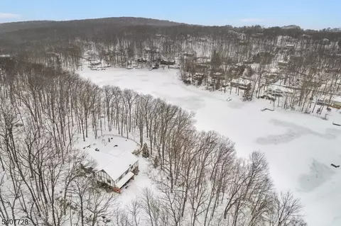 29 Dogwood Trl, Stockholm, NJ 07460