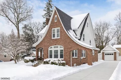 33 Homewood Ave, Allendale, NJ 07401