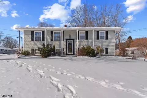 3 Armstrong Dr, Oak Ridge, NJ 07438