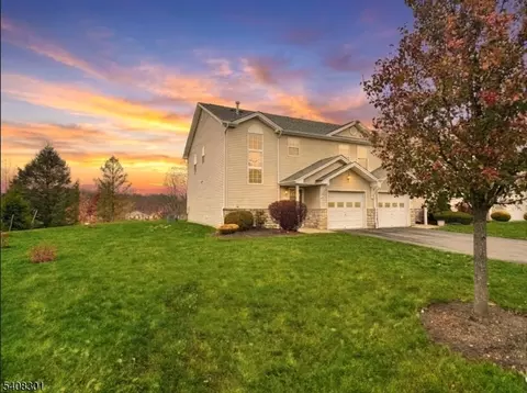 19 Winding Way, Hamburg, NJ 07419