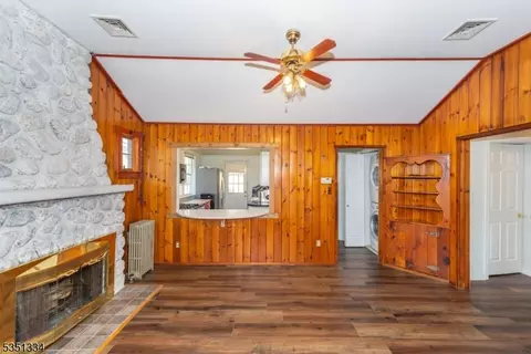 Living - 53 Laurel Dr, Wayne, NJ 07470 photo 3 of 4
