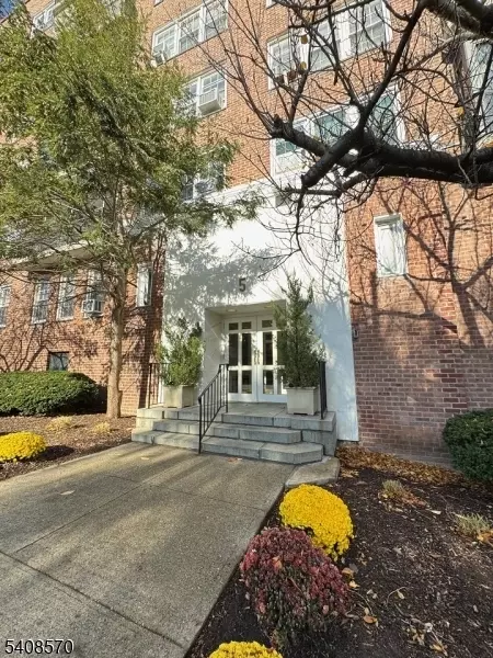 5 Roosevelt Pl 4a #4A, Montclair, NJ 07042