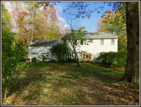 3 Sleepy Hollow Rd, Newton, NJ 07860