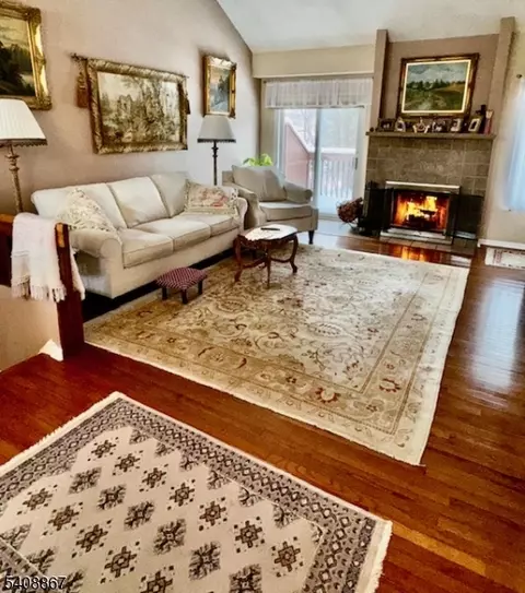 13 Ridge View Ter, Oak Ridge, NJ 07438