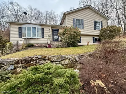 17 River View Dr, Hardwick Twp, NJ 07825