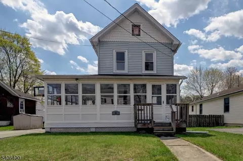 13 Orchard St, Bloomingdale, NJ 07403