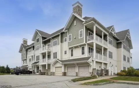 169 Tarrington Rd #203, Hamburg, NJ 07419