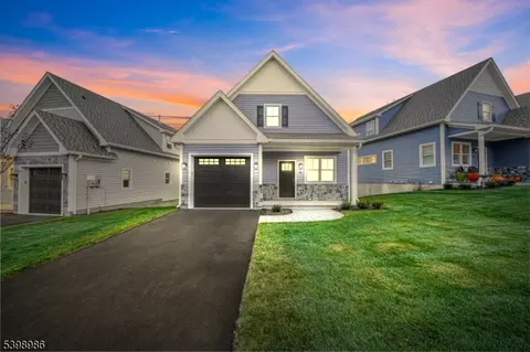 8 Birdie Ln, Boonton, NJ 07005