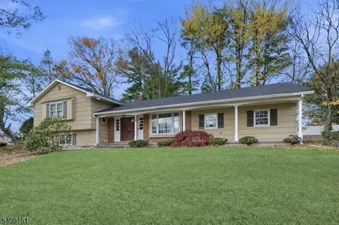 55 Somerset Dr, Woodcliff Lake, NJ 07677