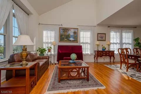 8 Comstock Ln, Skillman, NJ 08558 photo 4