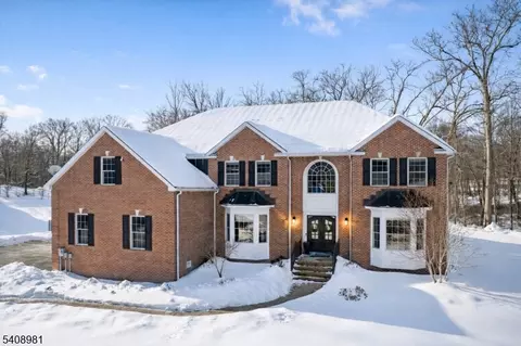 2 Liberty Trl, Newton, NJ 07860