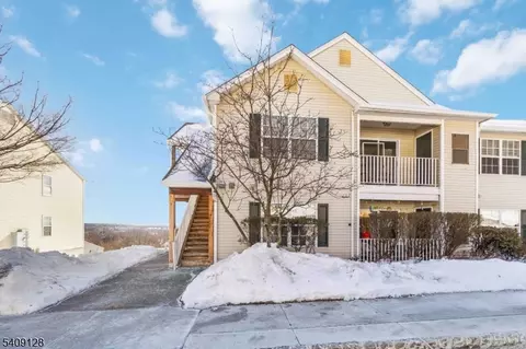 1625 King Ct, Green Brook, NJ 08812