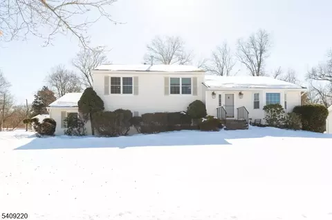 9 Sturbridge Dr W, Piscataway, NJ 08854