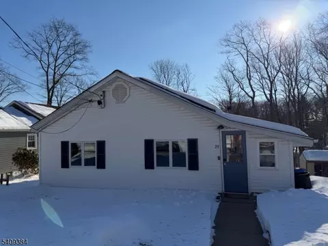 29 Roosevelt Trl, Hopatcong, NJ 07843