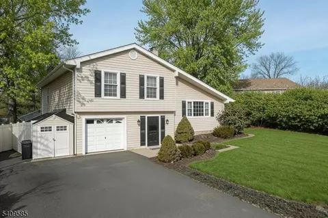 5 Shelley Ct, Sparta, NJ 07871