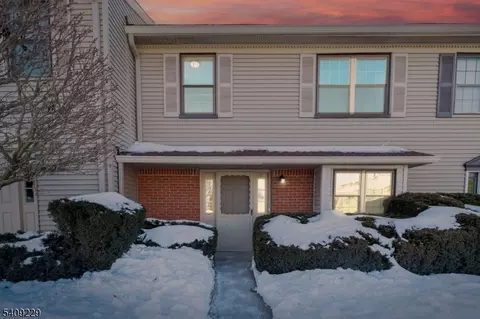 127 Hampton Ct, Somerset, NJ 08873