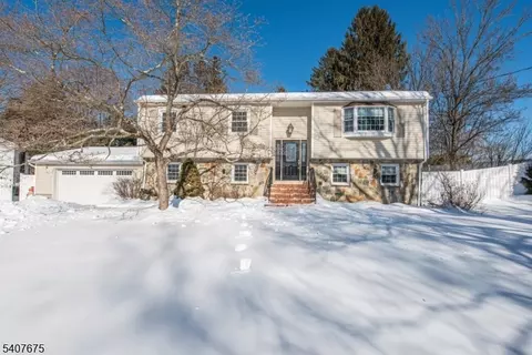 9 Hillside Rd, Hackettstown, NJ 07840