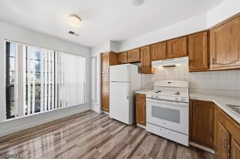 303 Maplecrest Rd, Edison, NJ 08820 photo 5