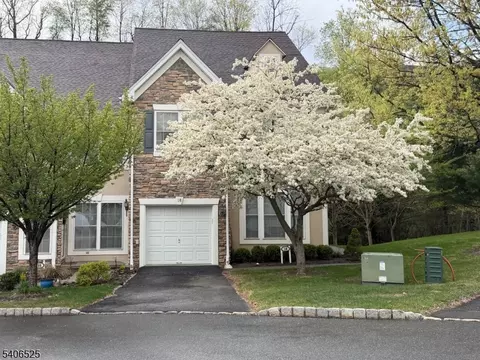 18 Birchwood Ln, Haledon, NJ 07508
