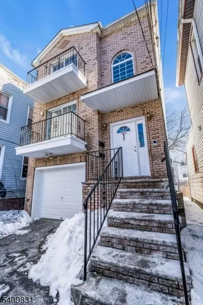 822 S 19th St, Newark, NJ 07108