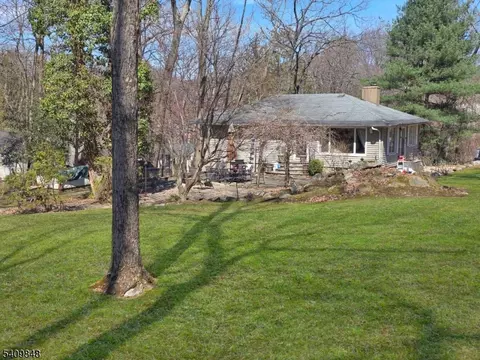 40 Pawnee Ave, Oakland, NJ 07436