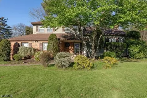 29 Manitou Cir, Westfield, NJ 07090