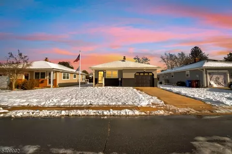 16 Bolans Ct, Toms River, NJ 08757
