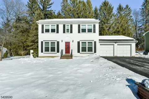 3 Loretta Ln, Oak Ridge, NJ 07438
