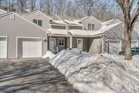 63 Meadow Pond Rd, Hamburg, NJ 07419