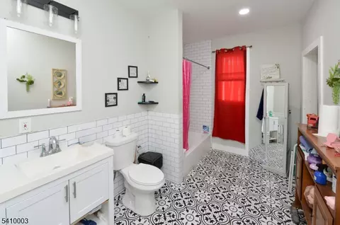 Bath - 135 Scheerer Ave, Newark, NJ 07112 photo 3 of 4