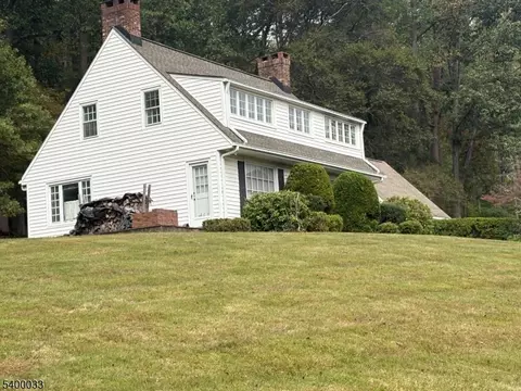 81 Century Ln, Watchung, NJ 07069