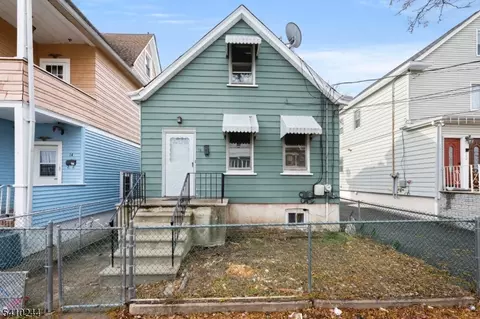 16 Loretta St, Clifton, NJ 07011