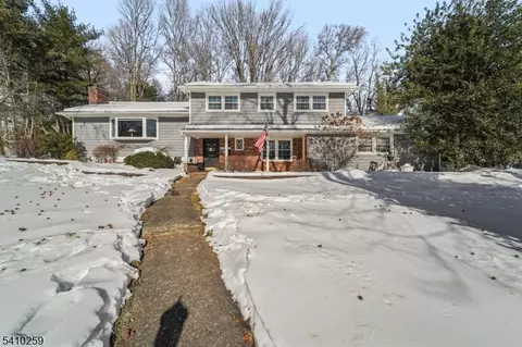 6 Browning Ct, Roseland, NJ 07068