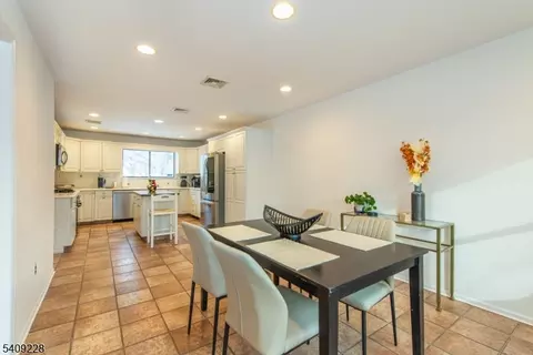 36 Yellow Brick Rd, Wayne, NJ 07470 photo 3
