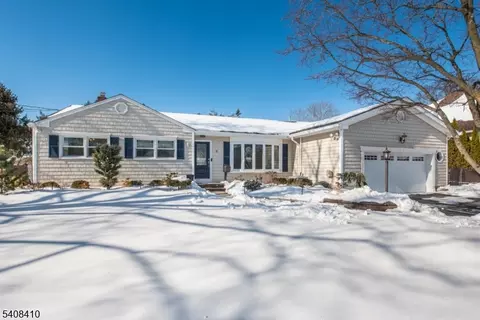 9 Robert Dr, East Hanover, NJ 07936