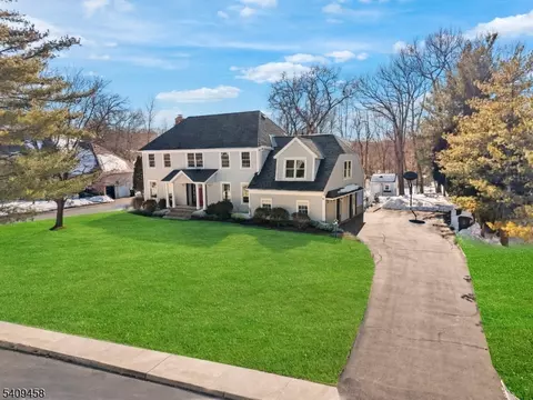 4 Ash Cir, Morris Plains, NJ 07950