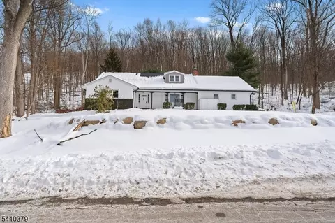 16 Mott Dr, Vernon, NJ 07462