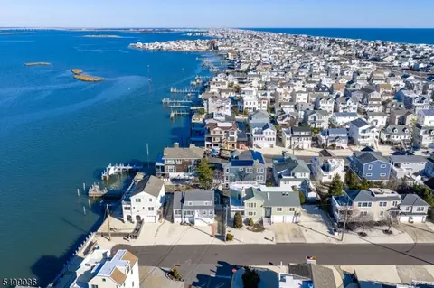 25 W Bayberry Dr, Long Beach Township, NJ 08008