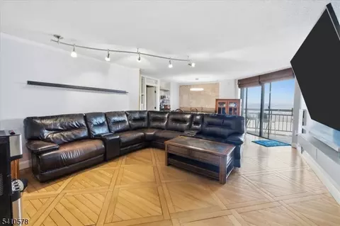 2208 Harmon Cove Tower, Secaucus, NJ 07094