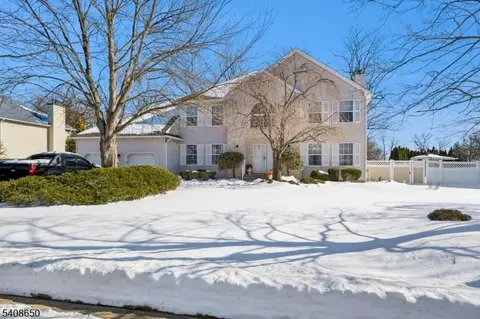 5 Oak Hill Dr, Monroe Township, NJ 08831