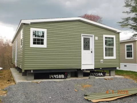 68 Back St, Oxford, NJ 07863