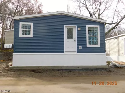 68 Back St, Oxford, NJ 07863