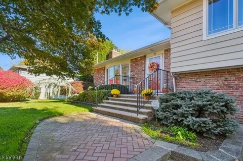 33 Haran Cir, Millburn, NJ 07041