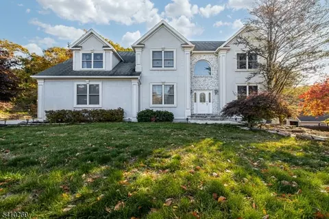 14 Stone Cliff Ter, Oak Ridge, NJ 07438