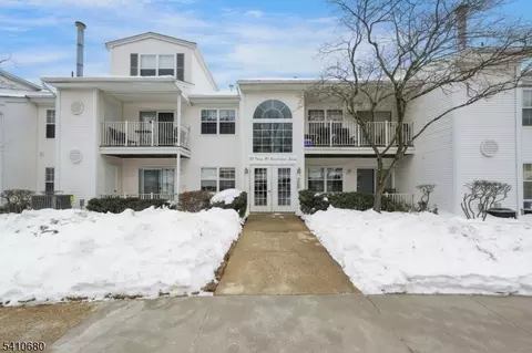 51 Crestview Ln, Mount Arlington, NJ 07856