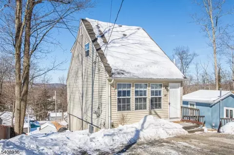 41 Ferris Ln, Oak Ridge, NJ 07438